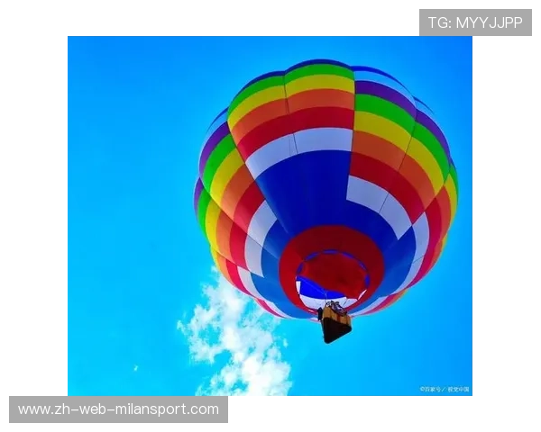 _蓝天热气球赛：在空中遨游极限_，热气球飞上天空的视频