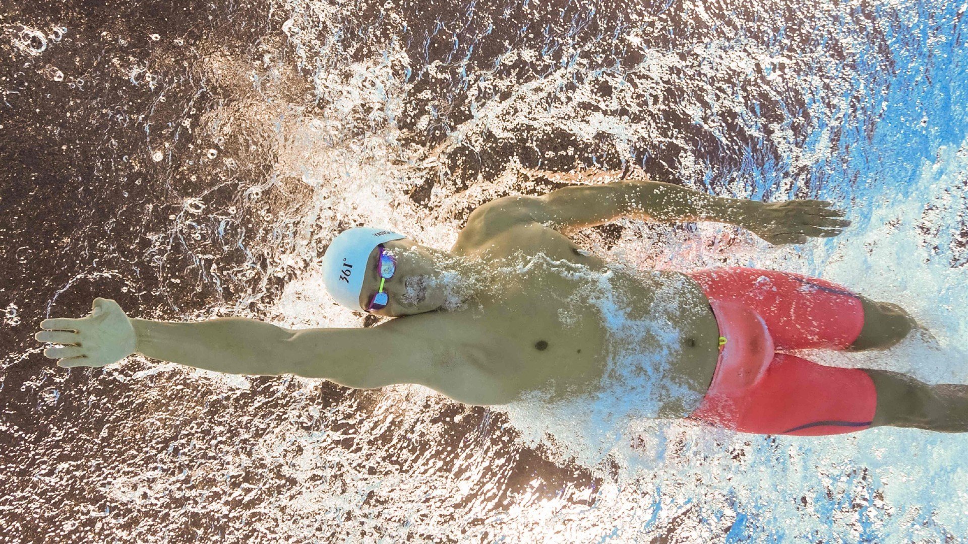 冰上趣味接力赛 冰车、冰滑梯与雪圈轮番登场